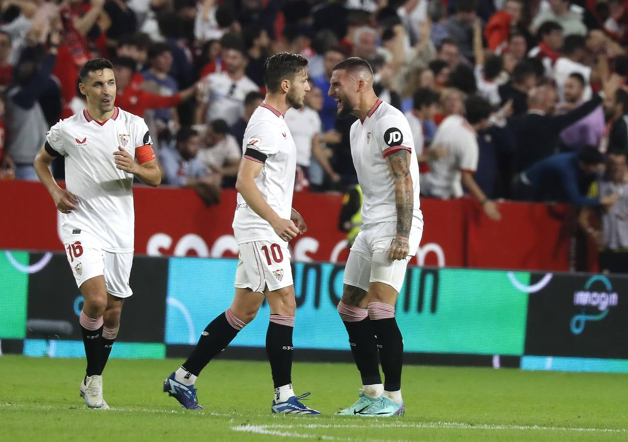 Gran ambiente en el choque entre sevillistas y béticos en el Sánchez-Pizjuán