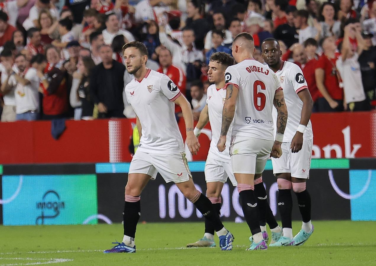 Gran ambiente en el choque entre sevillistas y béticos en el Sánchez-Pizjuán