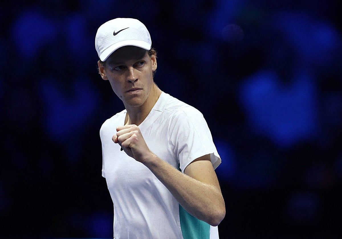 Sinner celebra la victoria ante Tsitsipas