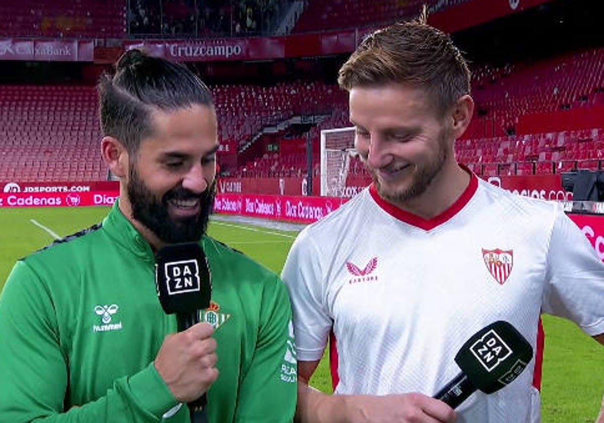 Isco y Rakitic, sonriendo mientras atendían a DAZN tras el derbi Sevilla - Betis