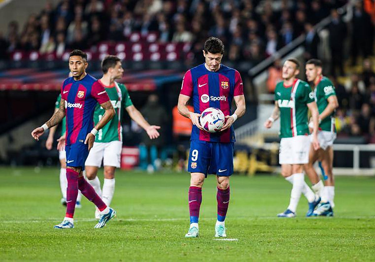 Lewandowski se dispone a tirar un penalti ante el Alavés