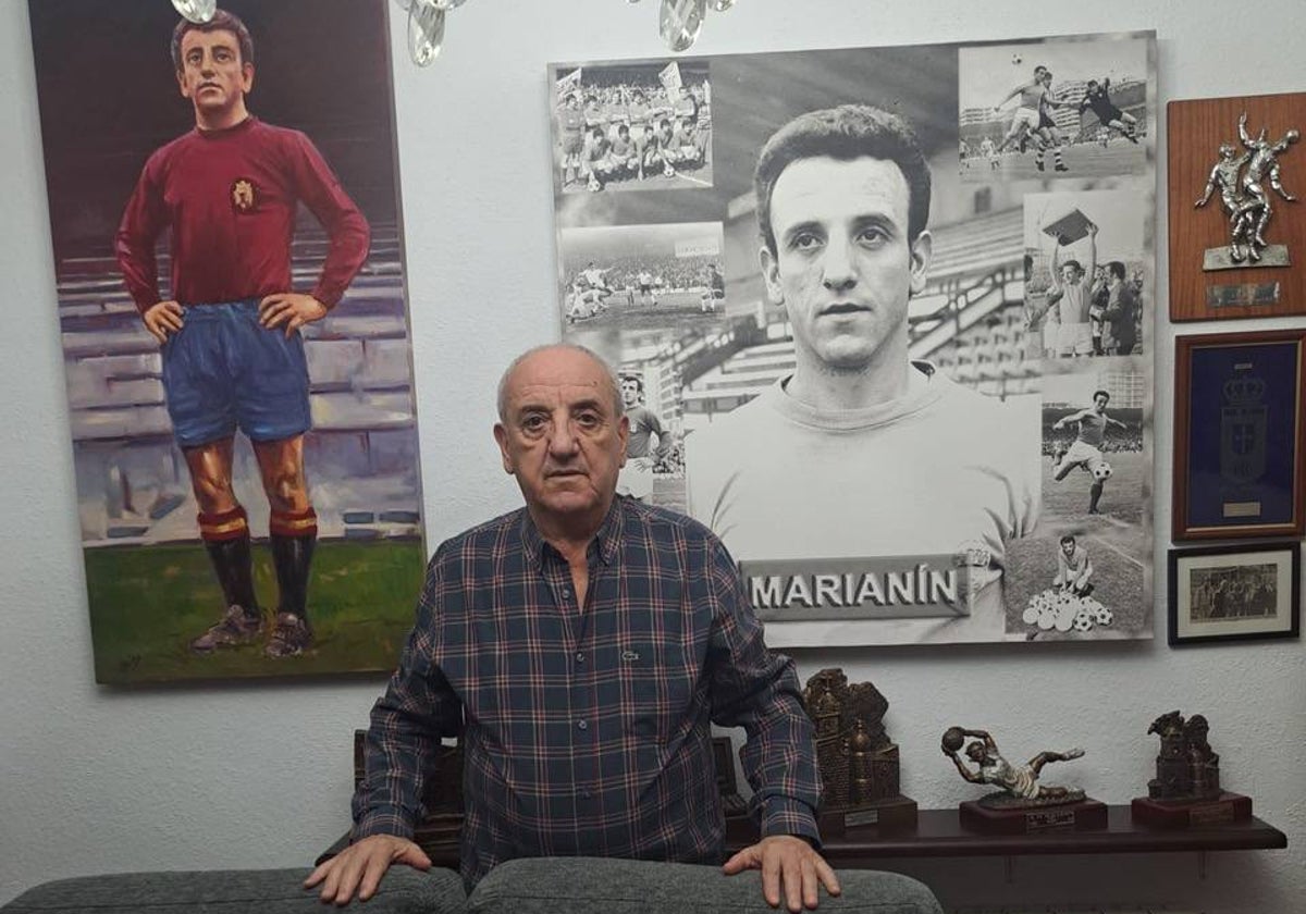 Marianín, en su casa de Fabero con sus fotos de jugador y sus trofeos