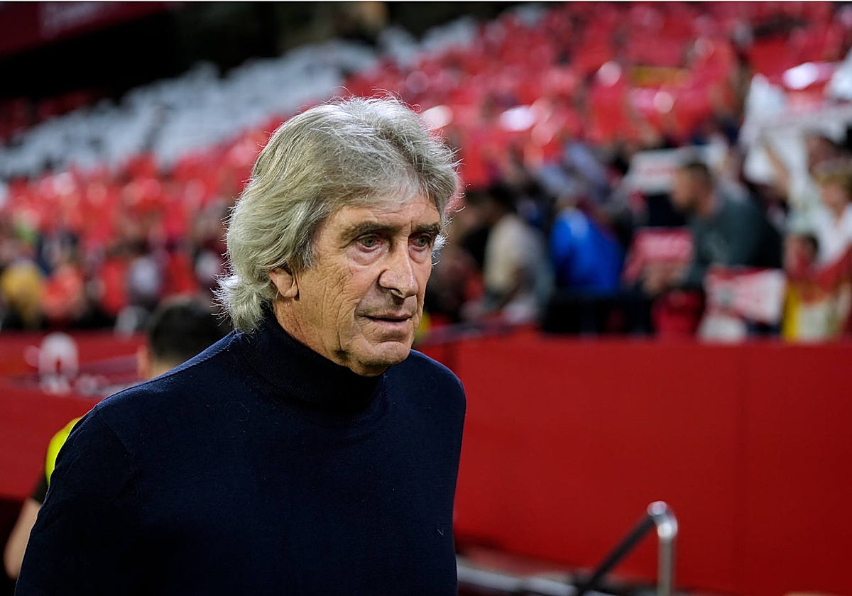 El entrenador del Betis, Manuel Pellegrini, antes del inicio del derbi con el Sevilla en el Ramón Sánchez-Pizjuán