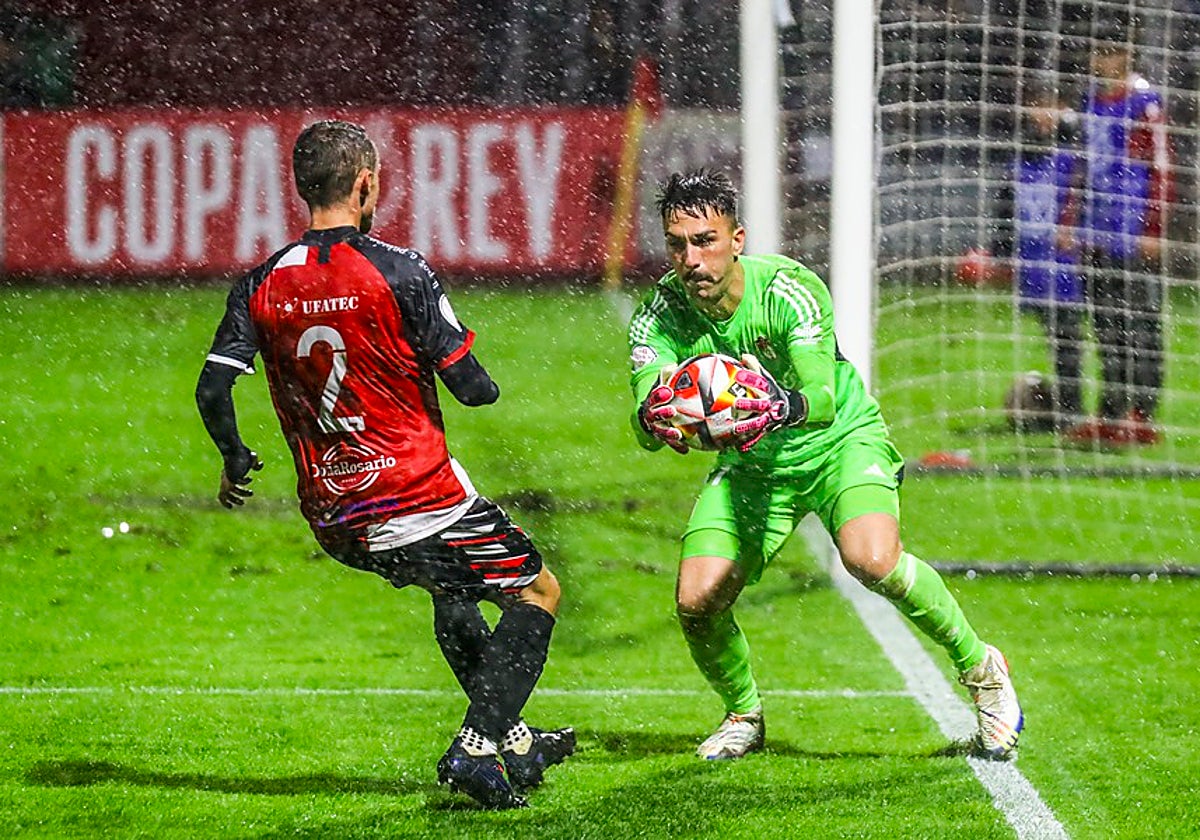 Adri López atrapa un balón en el Arosa - Granada de primera ronda de Copa del Rey