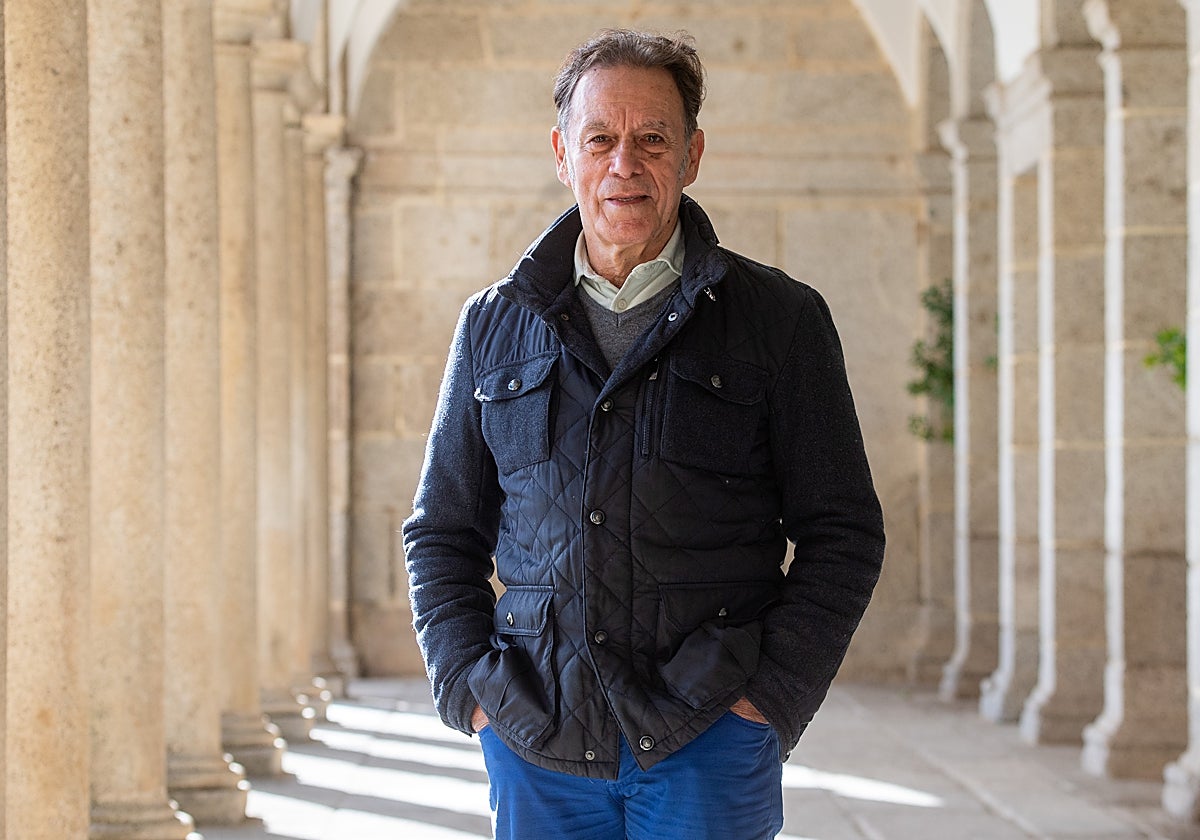 Manuel Carballo posa para ABC en San Lorenzo de El Escorial, donde reside