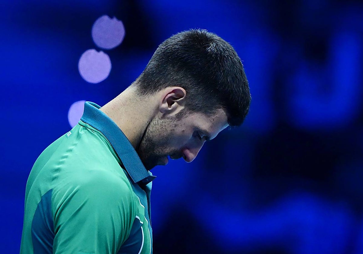 Novak Djokovic lamenta un error en su encuentro ante Hurkacz