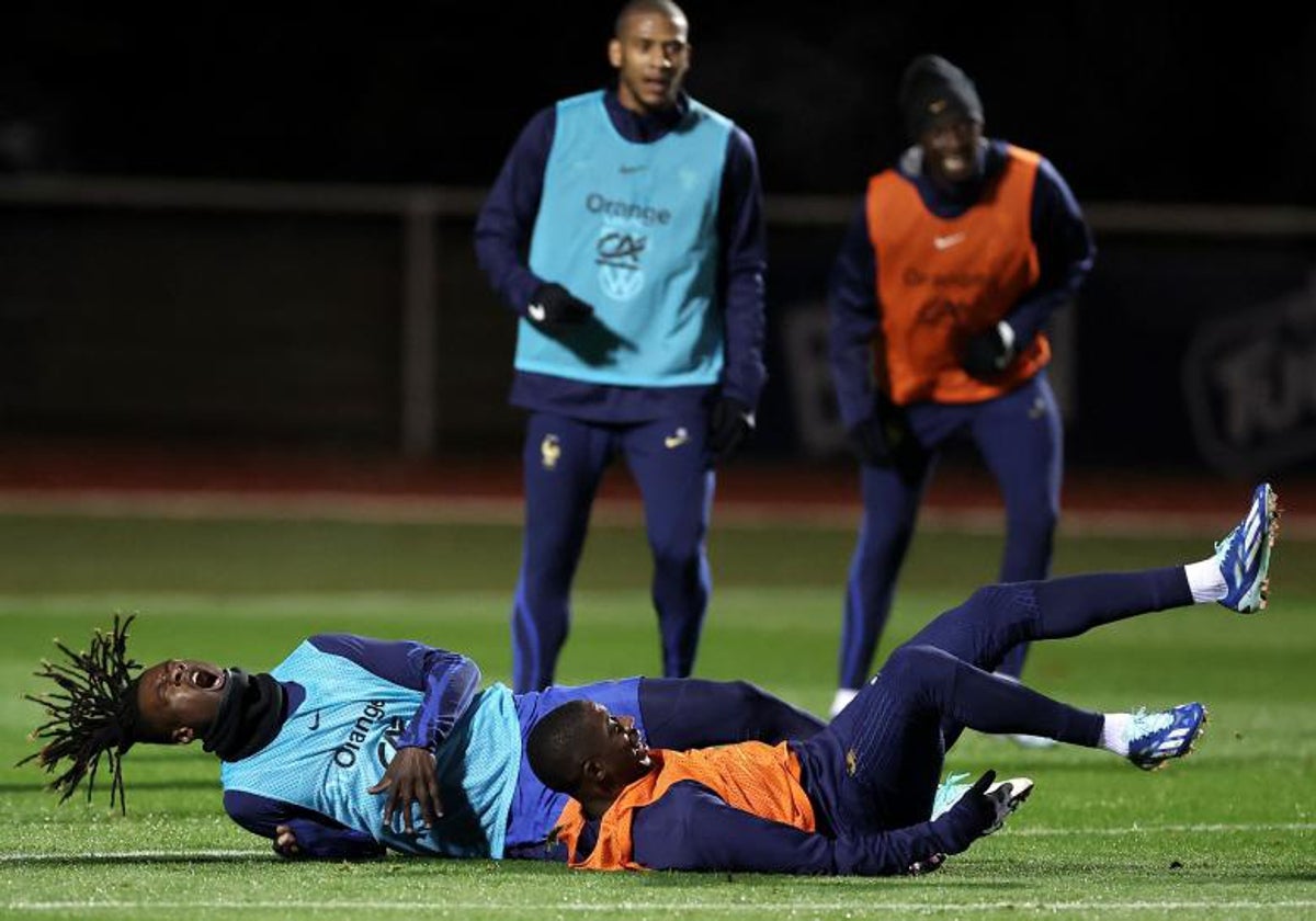 Momento en el que se produjo la grave lesión de Camavinga tras la entrada de Dembelé