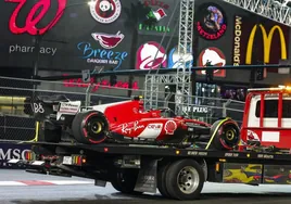 Cancelan los primeros libres del GP de Las Vegas tras sufrir un impacto el Ferrari de Sainz con la tapa de una alcantarilla