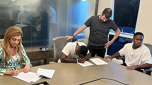 La presidenta del Palmeiras, el padre de Endrick, su agente y el jugador, durante la firma del contrato con el Madrid