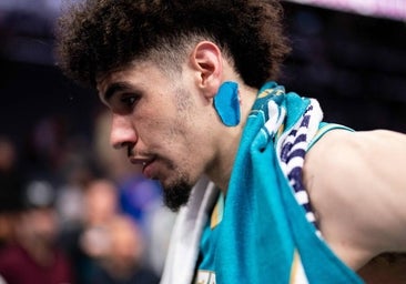 Obligado a taparse por llevar tatuada una marca de ropa