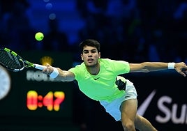 Alcaraz choca con un Djokovic enorme en las semifinales de la Copa de Maestros