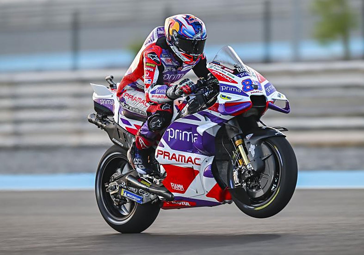 Jorge Martín levanta rueda delantera en Losail