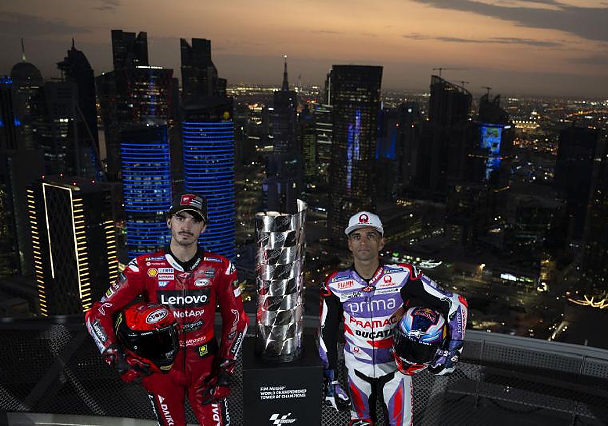 Martín y Bagnaia posan con el título de campeón de MotoGP