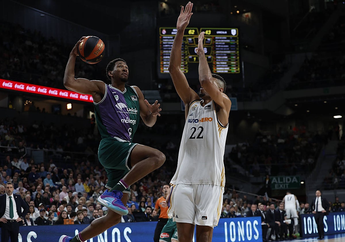 Taylor, defendido por Tavares