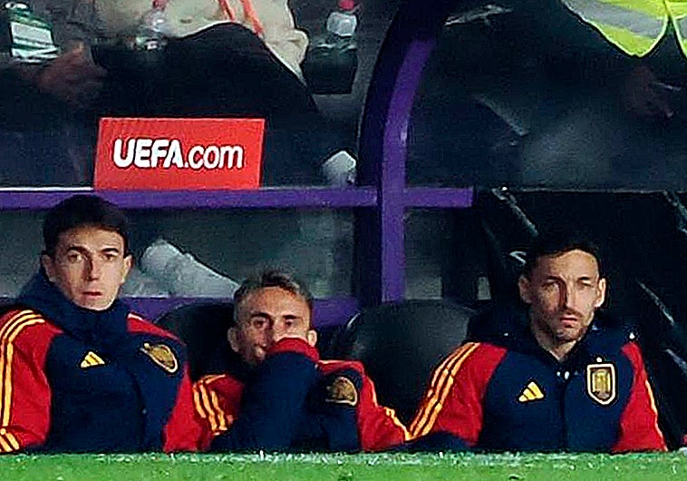 Jesús Navas, en el banquillo del José Zorrilla junto a Aleix García y Zubimendi