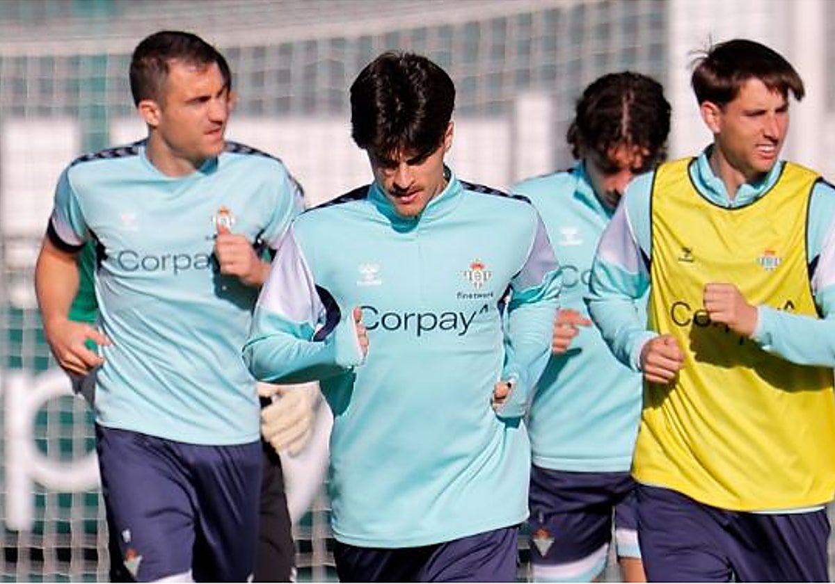 Juan Cruz trota junto a sus compañeros en un entrenamiento reciente