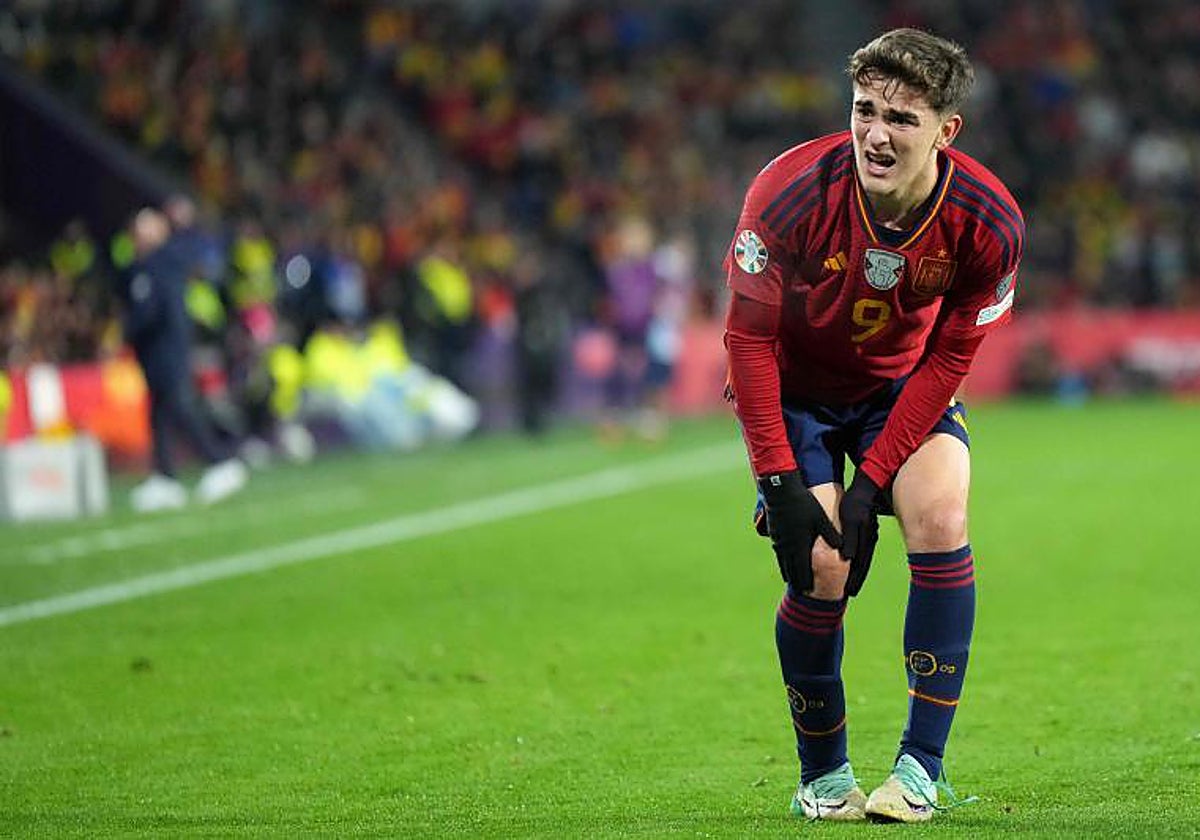 Gavi se duele tras lesionarse
