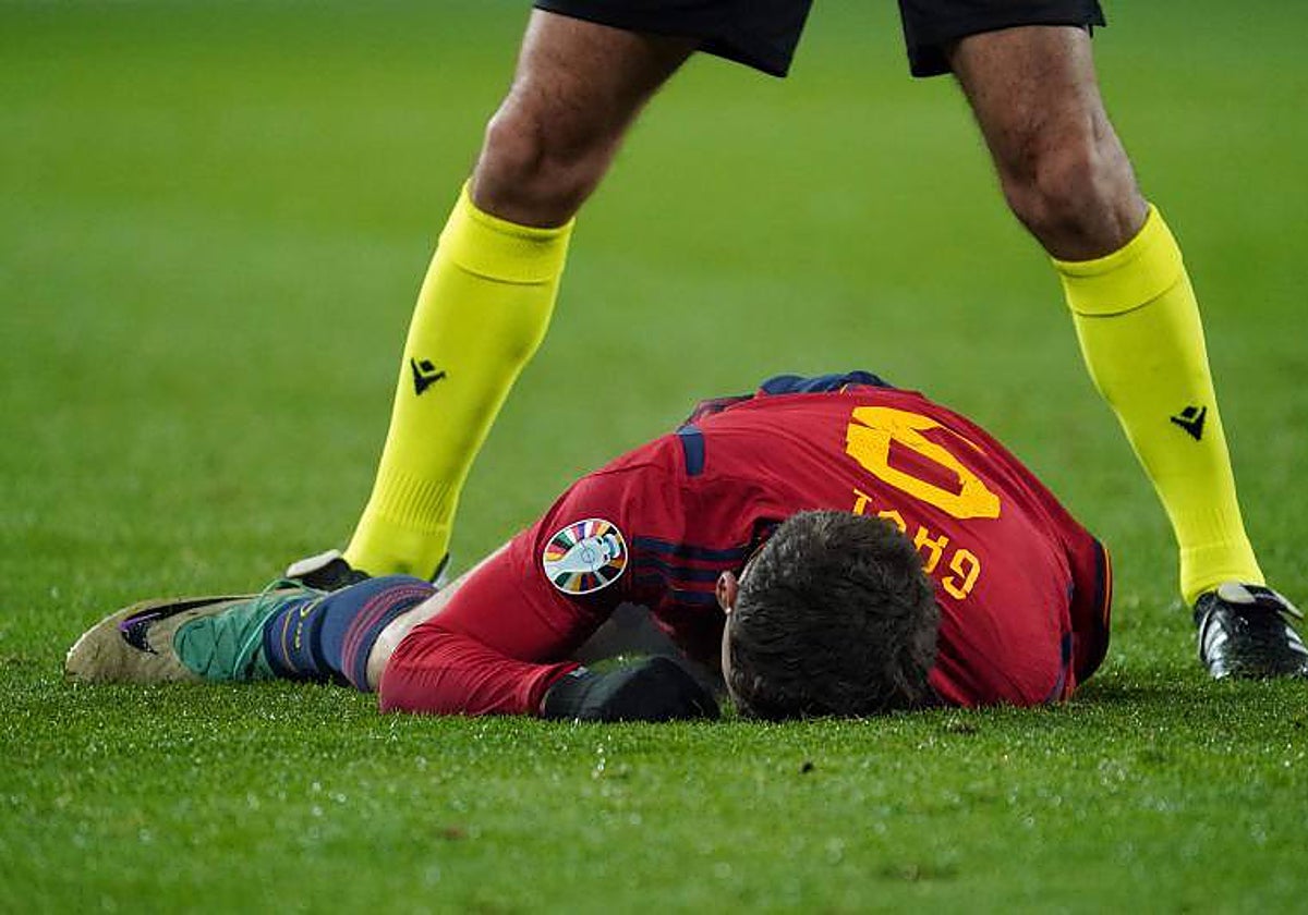 Gavi se duele este domingo en el suelo tras destrozarse la rodilla