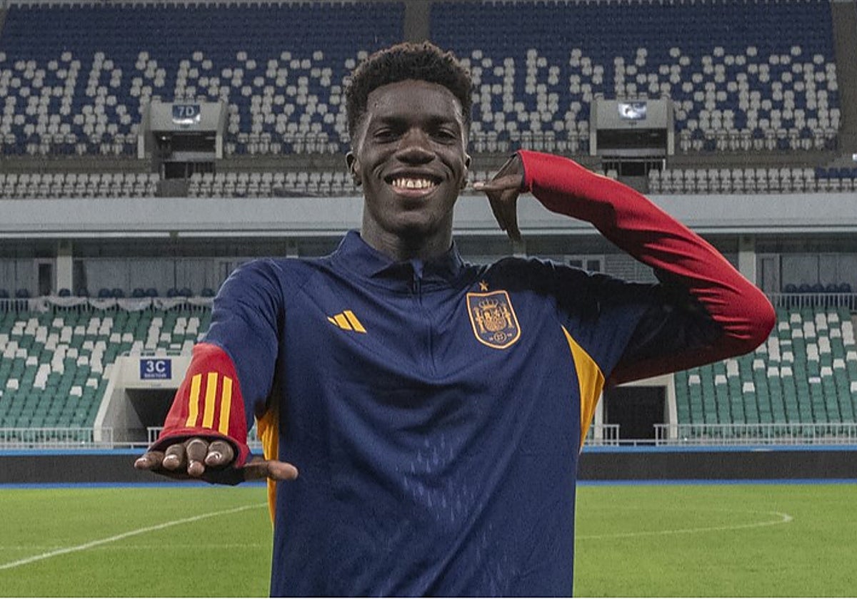 En una concentración con España, Assane simula la celebración de gol que ya han podido disfrutar los béticos en distintas ocasiones