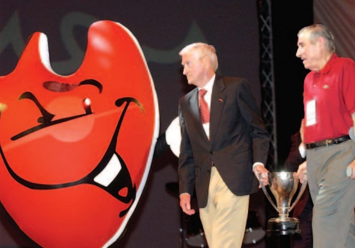 La mascota 'Locco' durante la gala del Centenario celebrada en 2005