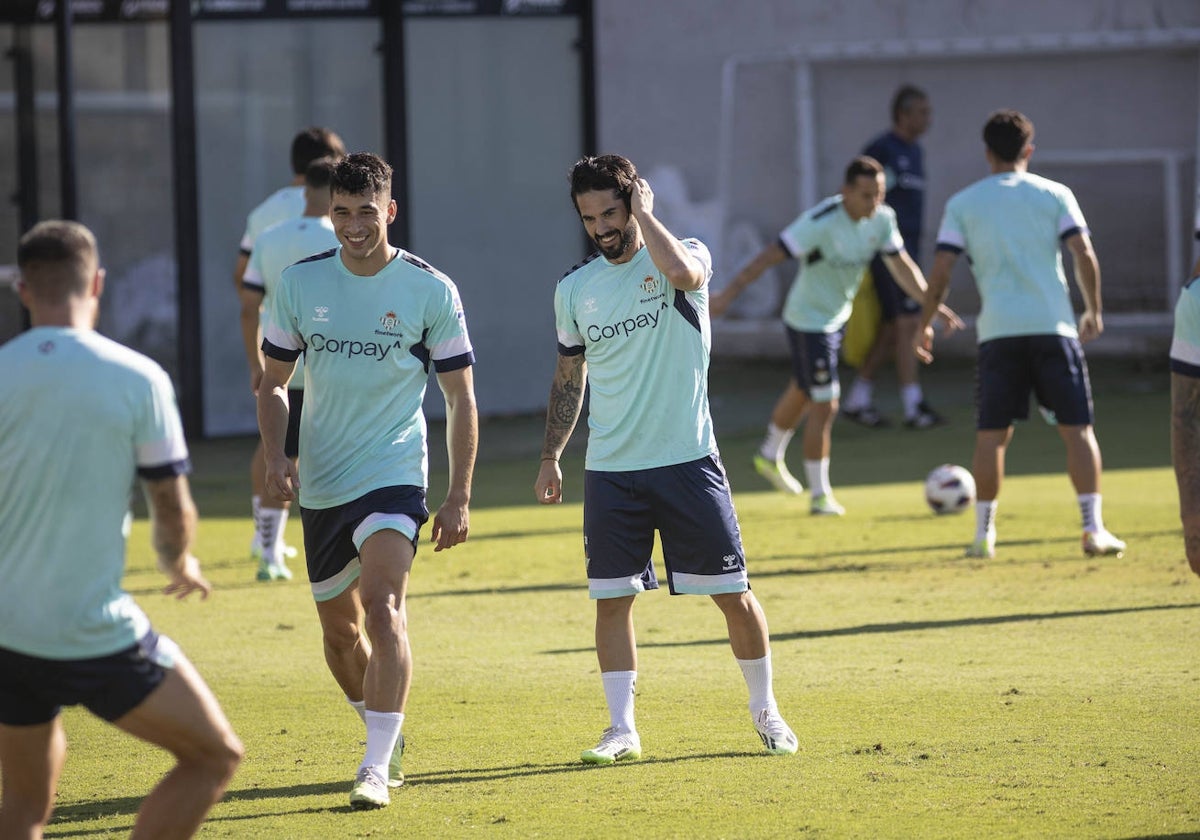 Isco y Marc Roca, en un entrenamiento del Betis