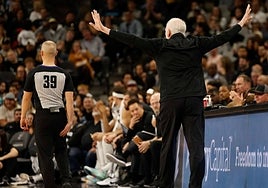 Ya es historia del deporte: Gregg Popovich coge el micrófono para abroncar a sus aficionados en pleno partido