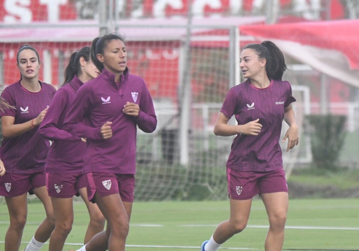 Pamela González e Inma Gabarro, durante un entrenamiento del Sevilla FC Femenino en la ciudad deportiva