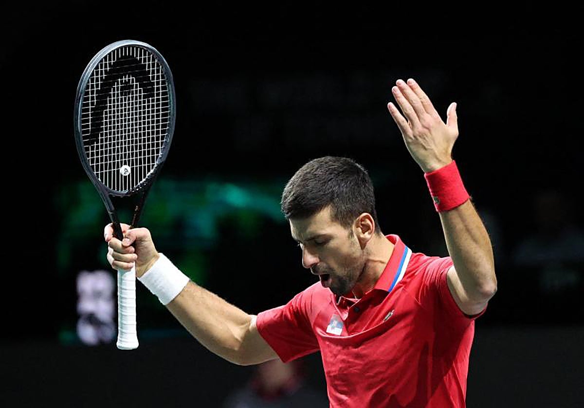 Djokovic de dirige al público en un lance del partido de dobles