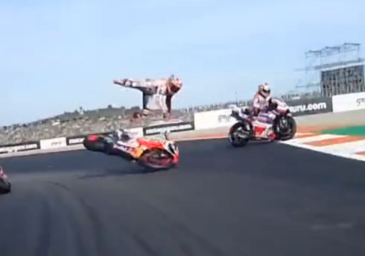Marc Márquez vuela por los aires tras el impacto con la moto de Jorge Martín