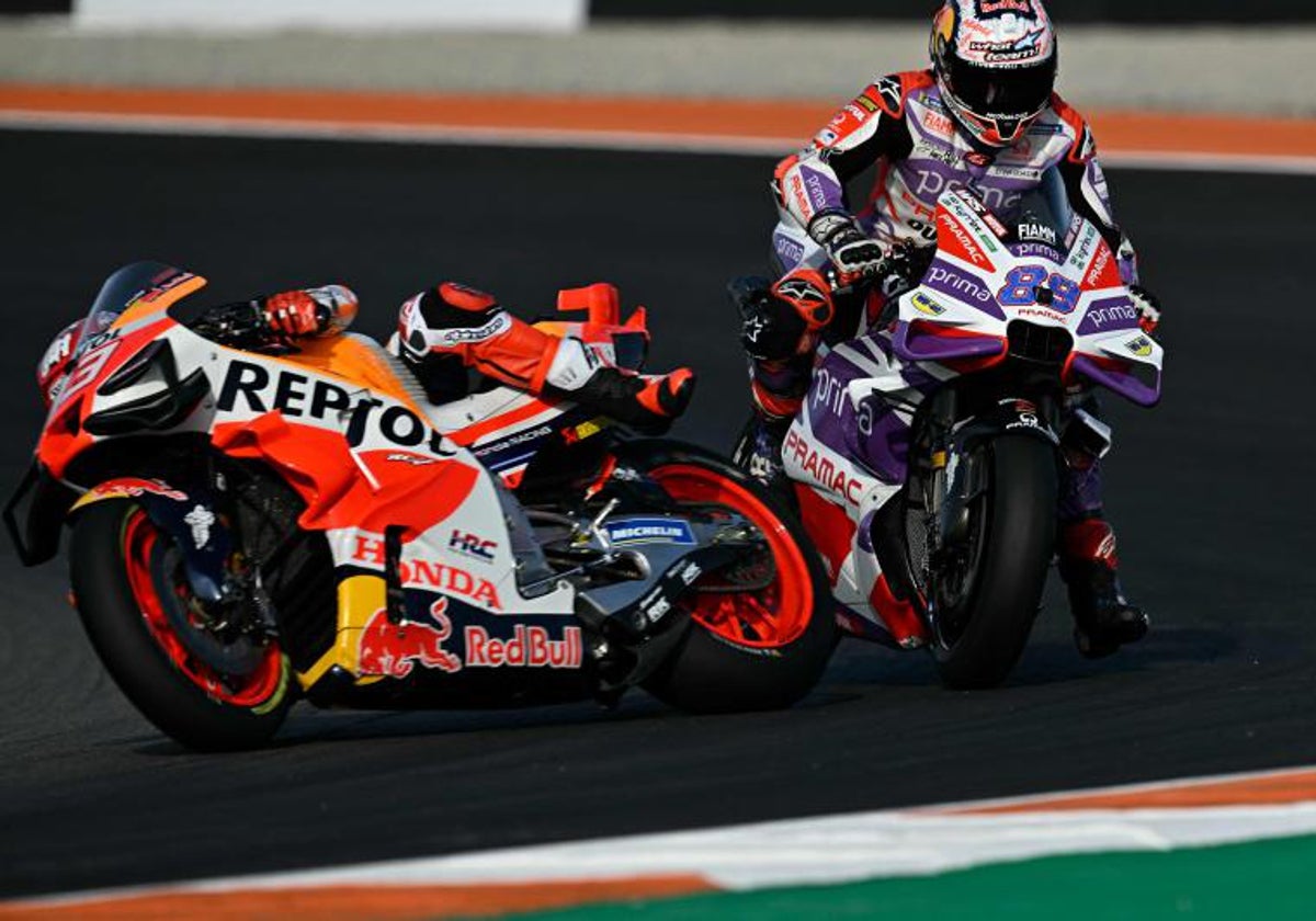 Momento del toque entre las motos de Martín y Márquez en Cheste