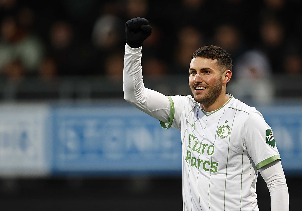 Santiago Giménez celebra uno de sus tres goles ante el Excelsior en la última jornada de la Eredivisie