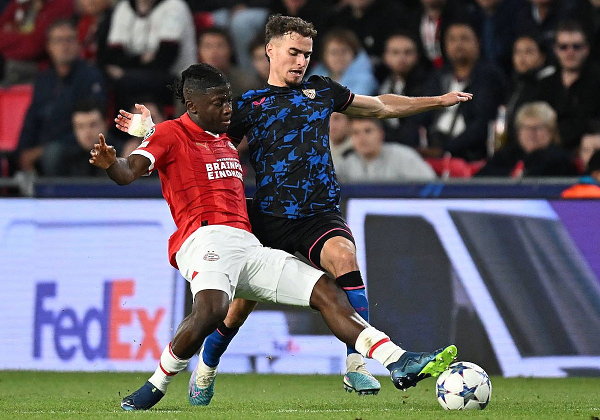 Un lance del juego del PSV Eindhoven - Sevilla FC de esta temporada