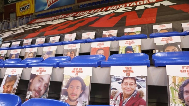 Fotos de los rehenes de Hamás, en las gradas de la Sala Pionir