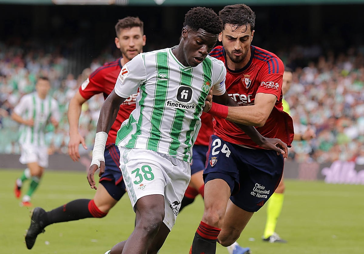 Assane pugna con Catena durante el Betis - Osasuna