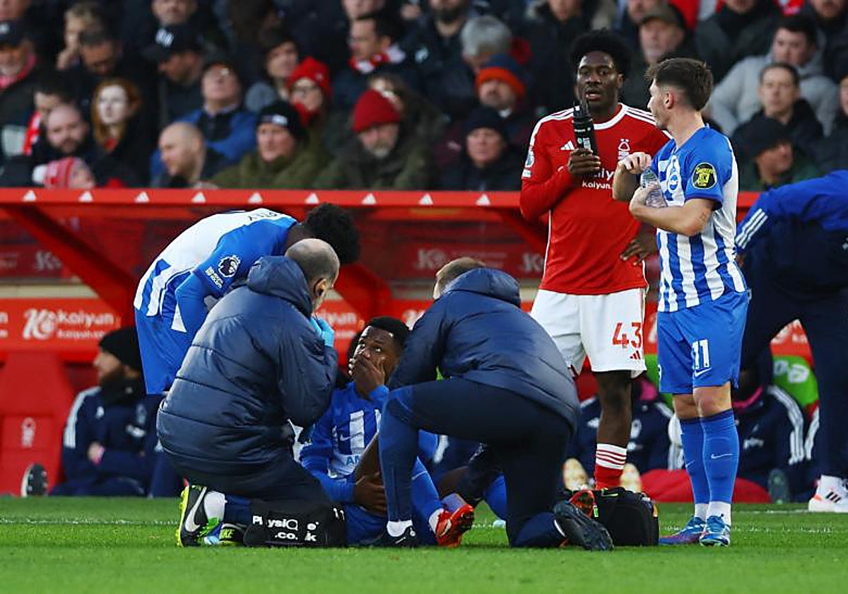Ansu Fati, atendido tras lesionarse con el Brighton