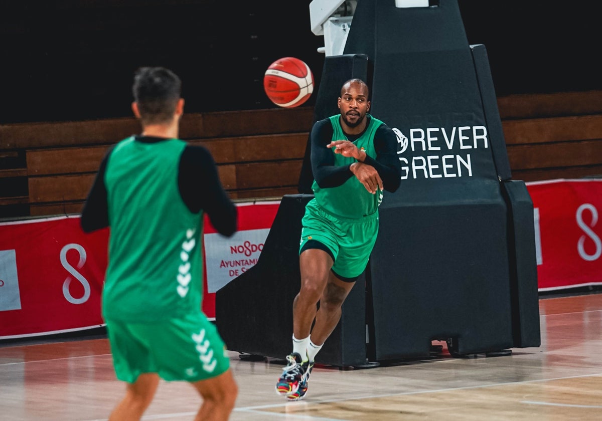 Ismael Romero, sacando de fondo en un entrenamiento del conjunto verdiblanco