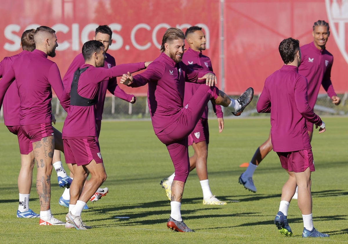 Jesús Navas y Sergio Ramos, durante el entrenamiento del Sevilla FC en la ciudad deportiva