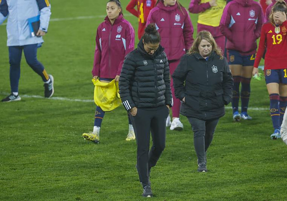 Montse Tomé, cabizbaja tras la derrota ante Italia