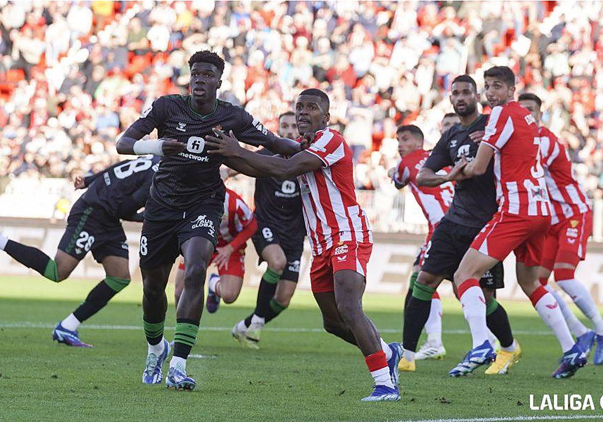 Assane pugna con Akieme en un córner a favor del Betis en el duelo ante el Almería