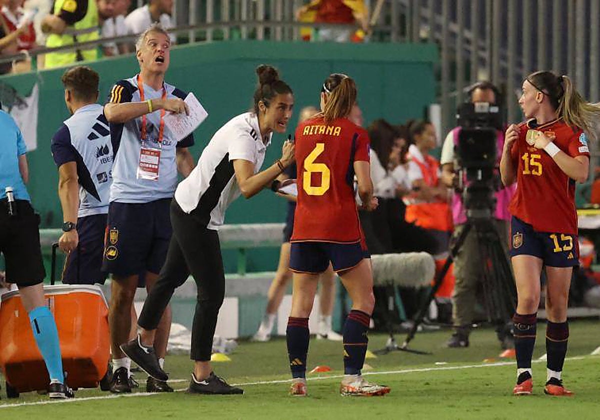 Montse Tomé da instrucciones a Aitana en su debut con la selección