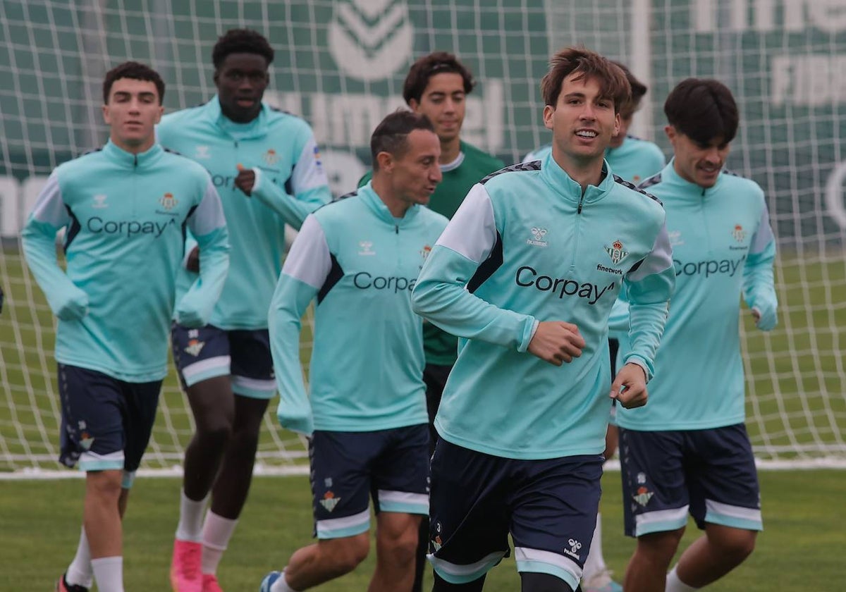 Enrique, Mendy, Germán, Guardado, Miranda y Juan Cruz, en el entrenamiento del Betis de este lunes