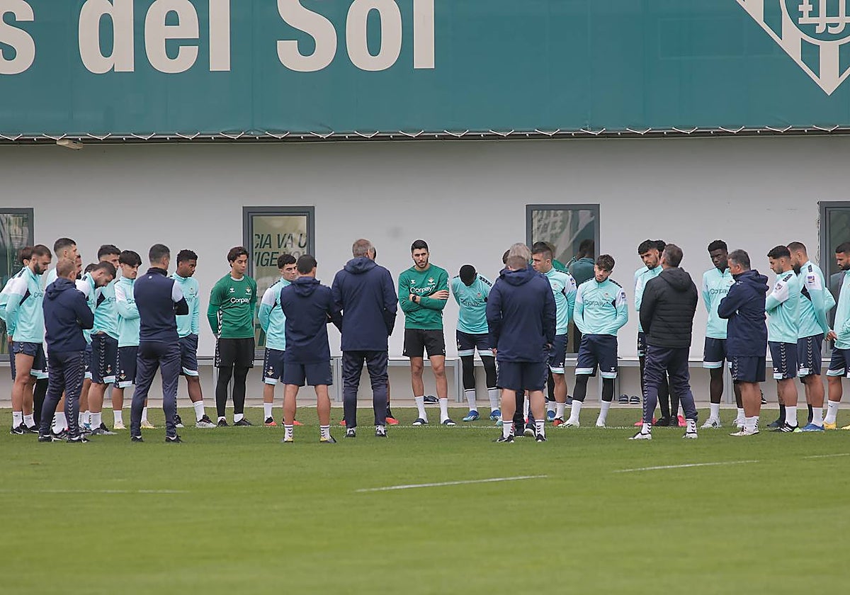 Pezzella, con sus compañeros, atiende la charla de Pellegrini en la mañana del lunes tras el Almería - Betis