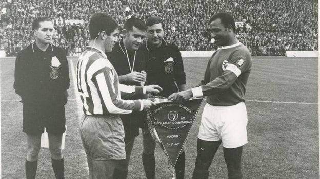 Coillar intercambia el banderín con el capitán del Benfica en el partido homenaje a Jorge Griffa