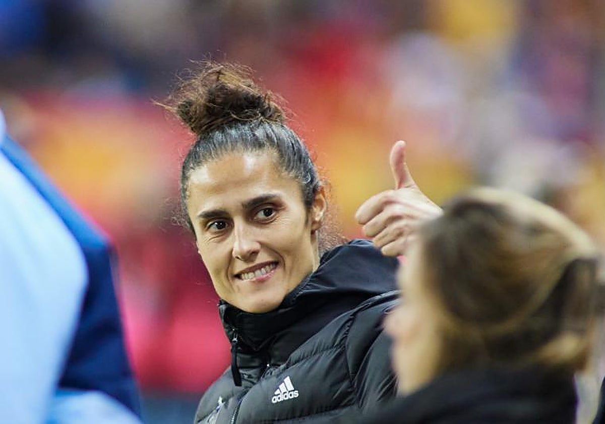 Montse Tomé sonríe durante el España-Suecia