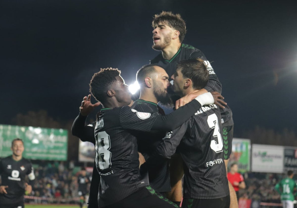 Los jugadores del Betis celebran el tanto de Borja Iglesias que daba la clasificación para la siguiente ronda de la Copa del Rey