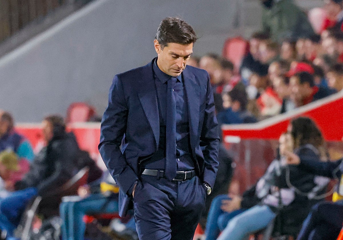 Diego Alonso, cabizbajo durante el Mallorca - Sevilla