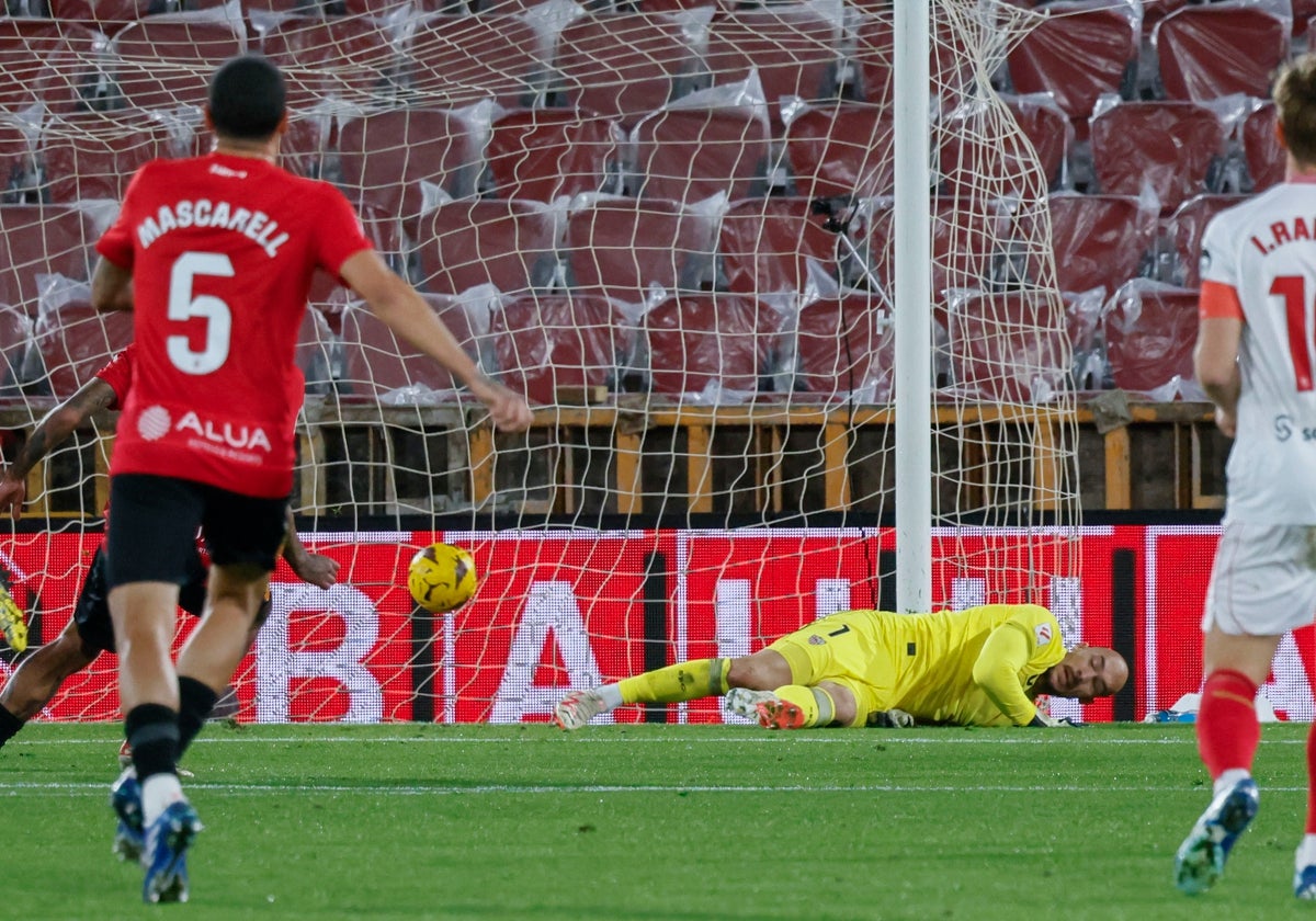 Dmitrovic contacta con el suelo mientras Larin anota el gol del Mallorca en Son Moix