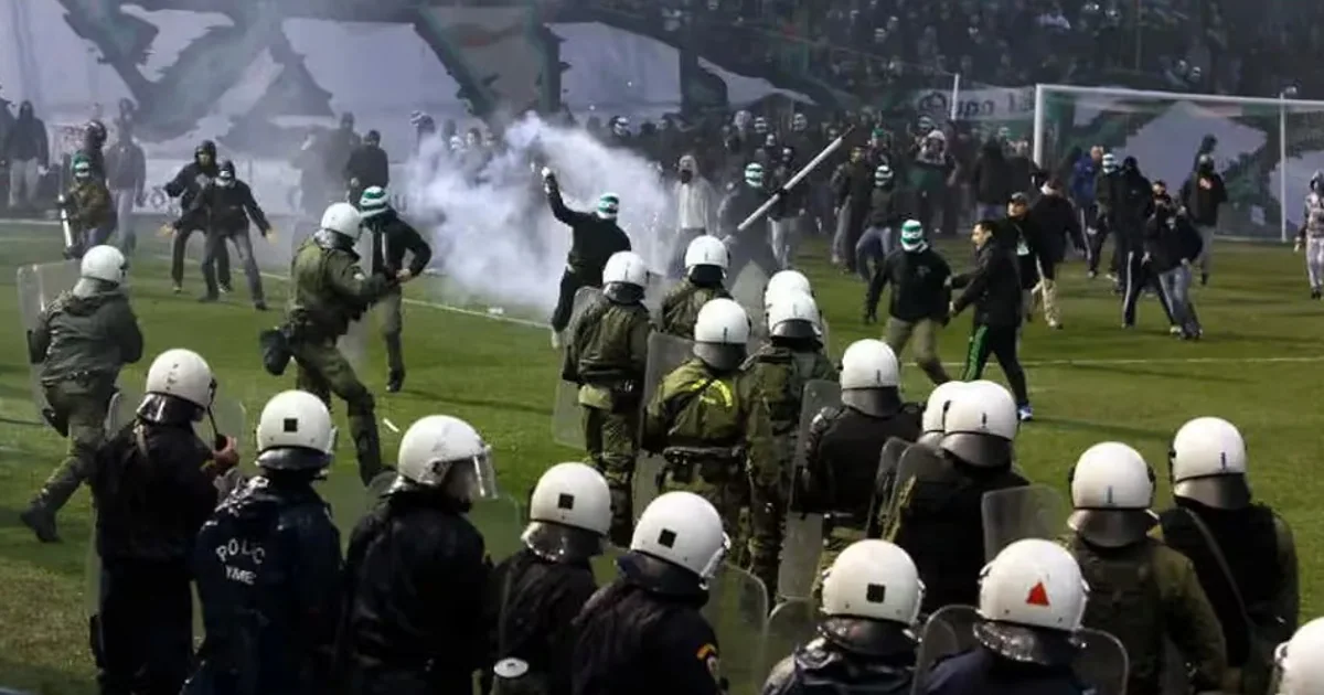 Los aficionados al fútbol en Grecia necesitarán teléfonos móviles para  comprar entradas en la represión gubernamental contra la violencia