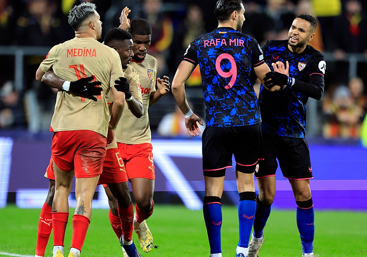 En-Nesyri discute con Rafa Mir junto a varios jugadores del Lens