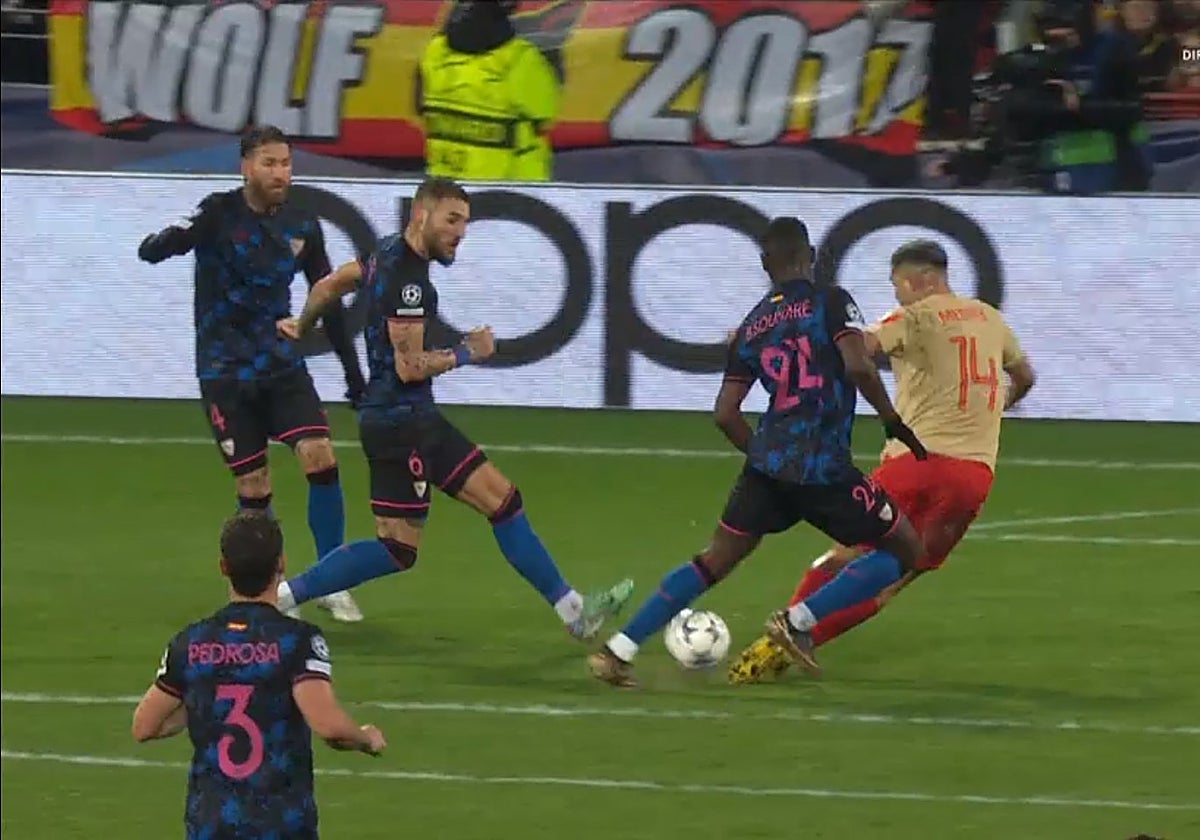 La acción que el árbitro sancionó como penalti